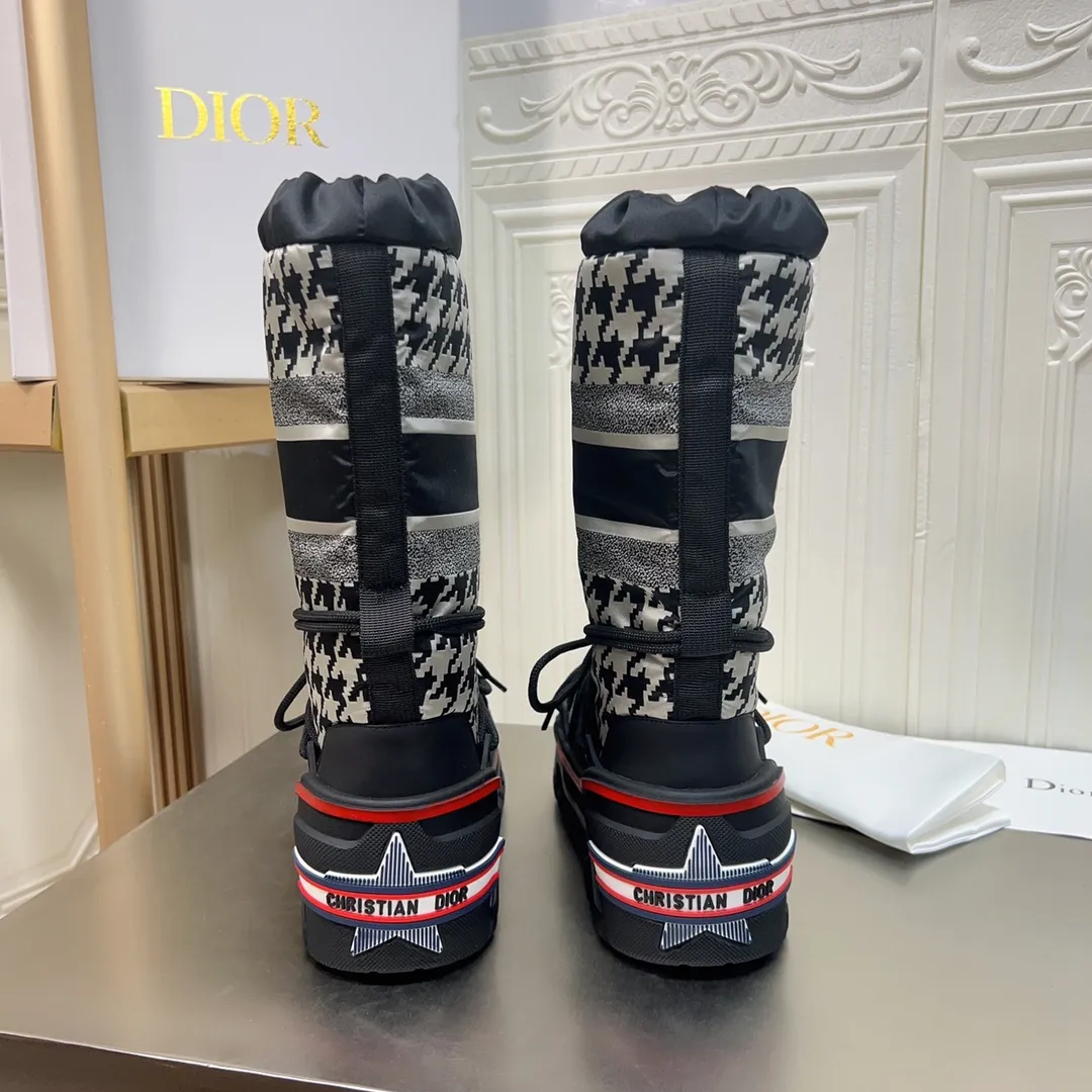 Men's shoes p600! The highest version on the market, Dior Dior's king style snow boots, ski boots, fat and cute, so cute →_→ from the DiorAlps limited series, unique. Shiny nylon Oblique print upper with criss-cross straps for an ideal fit. The technical fabric of the boot shaft, short-cut version, can be worn in the city or in the mountains. It makes the calf slimmer and taller, warm and concave. The boot shaft and sole are made of original waterproof padded lining. The embroidered fabric is original star ⭐ rubber non-slip thick sole and multi-module combination outsole. The size is 35-40. 41Customized